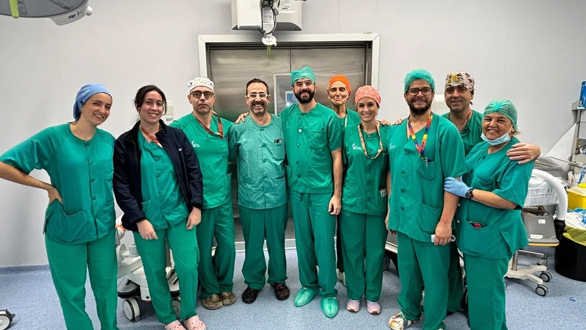 El Hospital Universitario de Cáceres realiza la primera cirugía robótica de pared abdominal en Extremadura
