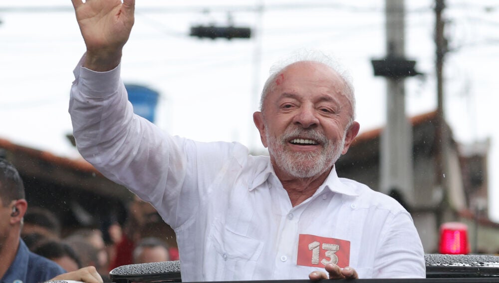 AME9658. S&Atilde;O BERNARDO DO CAMPO (BRASIL), 25/10/2026.- El presidente de Brasil y candidato a la reelecci&oacute;n Luiz In&aacute;cio Lula da Silva saluda a sus seguidores tras votar en la segunda vuelta de las elecciones presidenciales este domingo, en la Escuela Estatal Jo&atilde;o Firmino Correia de Ara&uacute;jo, en S&atilde;o Bernardo do Campo, en el estado de S&atilde;o Paulo (Brasil). EFE/ Sebastiao Moreira