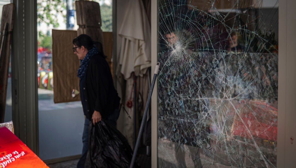 Escaparates destrozados tras los disturbios de ayer s&aacute;bado en Barcelona, a 25 de octubre de 2026, en Barcelona, Catalunya (Espa&ntilde;a). El centro de Barcelona sufri&oacute; graves disturbios, saqueos y destrozos materiales el s&aacute;bado 24 de octubre. Los incidentes se originaron tras una convocatoria en redes sociales (principalmente TikTok) bajo el lema "Institut Indignats", inspirada en las protestas estudiantiles de Francia. La movilizaci&oacute;n deriv&oacute; r&aacute;pidamente en actos vand&aacute;licos cometidos por grupos vio...