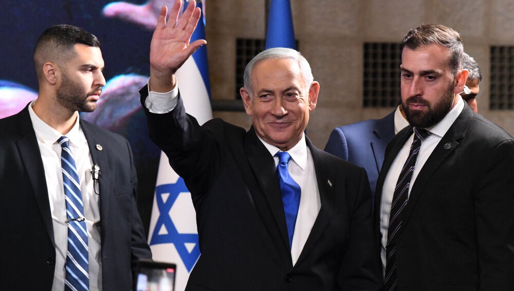 (Foto de ARCHIVO) JERUSALEM, Nov. 2, 2022 -- This photo taken on Nov. 2, 2022 shows former Israeli Prime Minister and leader of the Likud party Benjamin Netanyahu (C) at the party headquarters in Jerusalem. Exit polls from Israel's parliamentary elections suggested Tuesday that former Prime Minister Benjamin Netanyahu's bloc has a good chance of making a comeback after the country's fifth elections since 2019. Exit polls of three main Israeli TV channels indicated that the long-time lead...