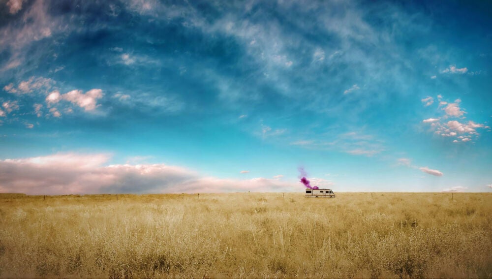 'Breaking Bad' es una serie dram&aacute;tica creada por Vince Gilligan que sigue la transformaci&oacute;n de Walter White