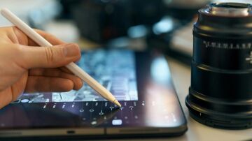 Imagen de archivo del uso de una tablet