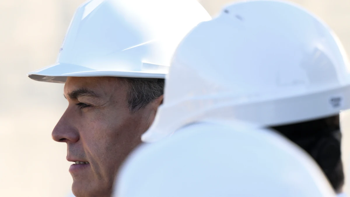 El presidente del Gobierno, Pedro Sánchez, visita los astilleros Armón