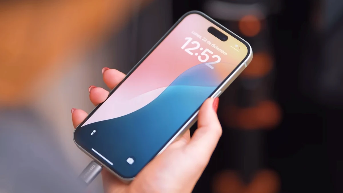 La pantalla del iPhone 15, aunque de 60 Hz, es una muy buena opción en 2026