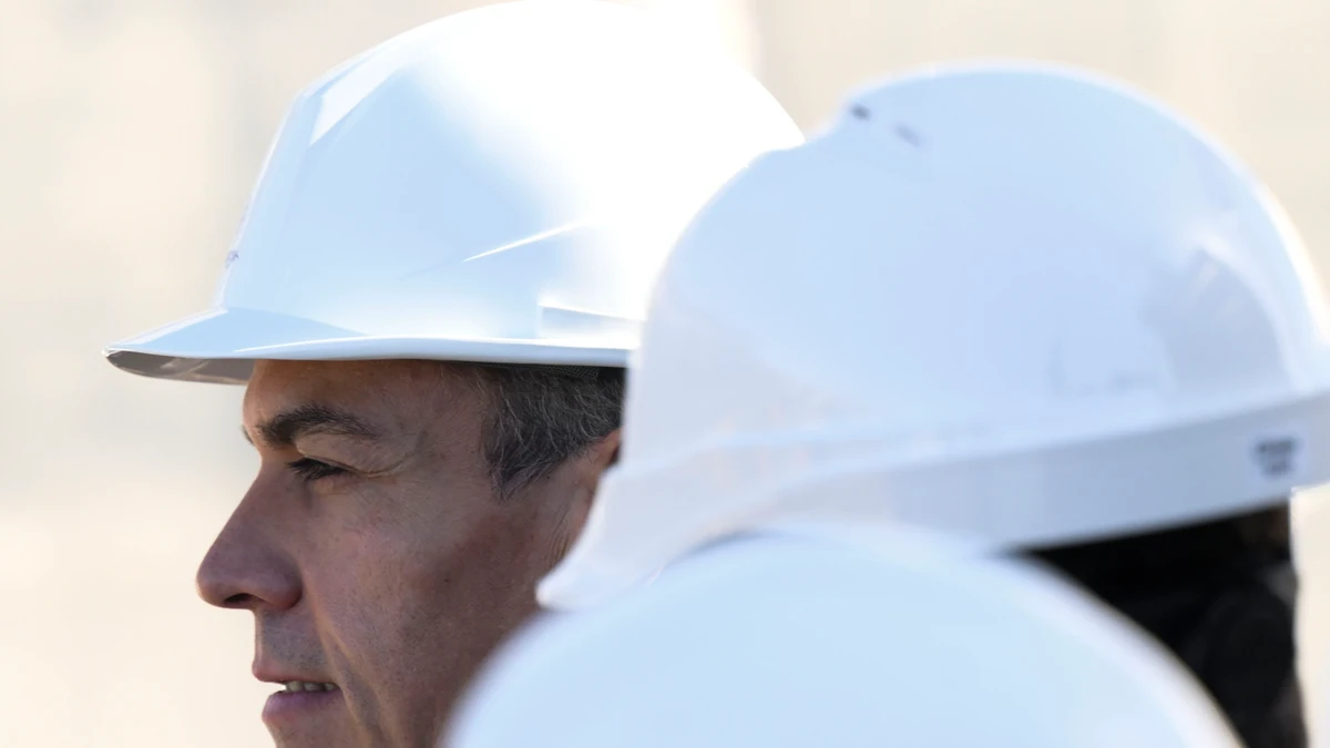 El presidente del Gobierno, Pedro Sánchez, de visita a los astilleros Armón en Vigo