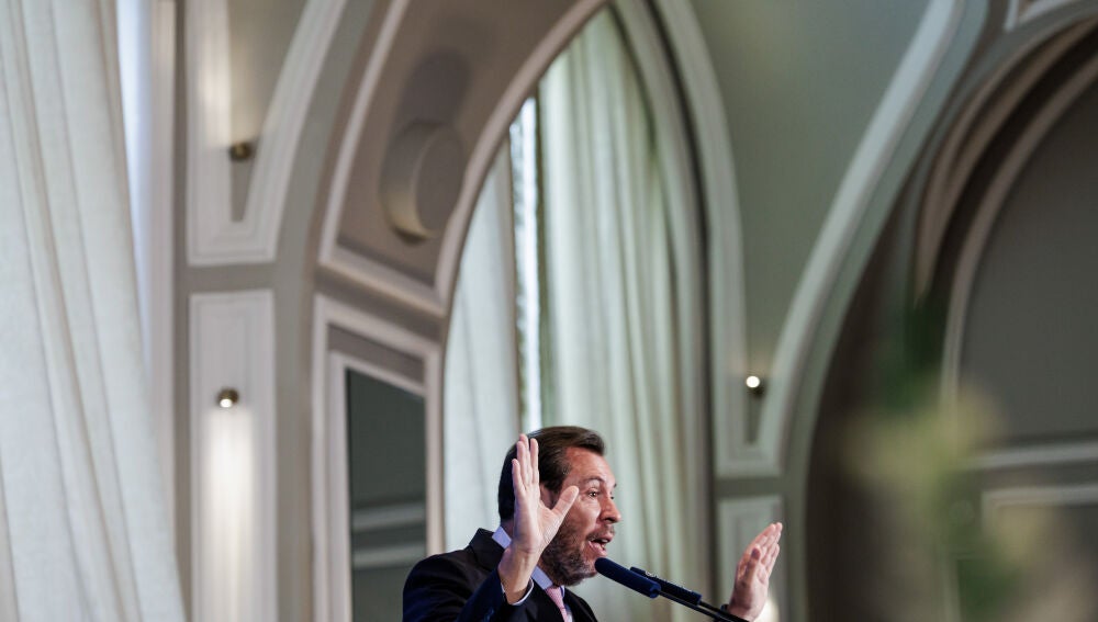 El ministro de Transportes y Movilidad Sostenible, &Oacute;scar Puente, interviene durante un desayuno informativo de F&oacute;rum Europa, en el hotel Mandarin Oriental Ritz, a 26 de octubre de 2026, en Madrid (Espa&ntilde;a). 26 OCTUBRE 2026 Carlos Luj&aacute;n / Europa Press 26/10/2026