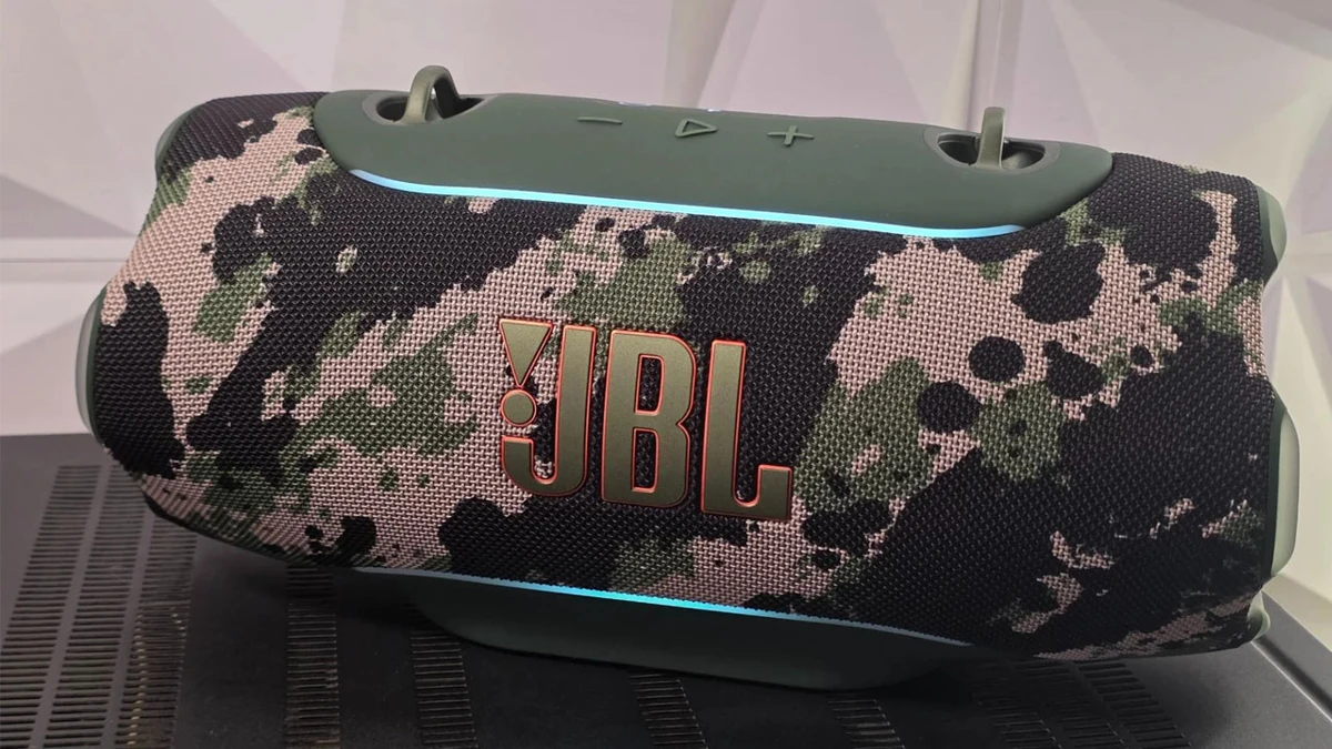 El JBL Xtreme 5 pesa 2,9 kg e incluye una correa para poder llevarlo cómodamente