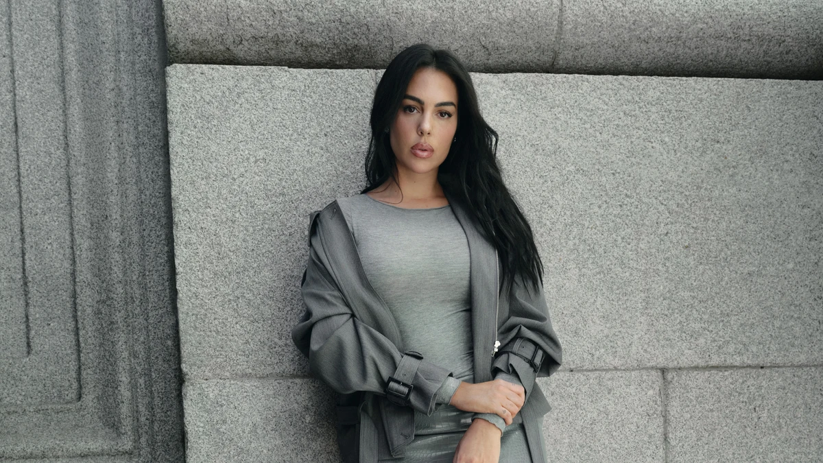 Georgina Rodríguez se rinde a los pantis marrones de Calzedonia.