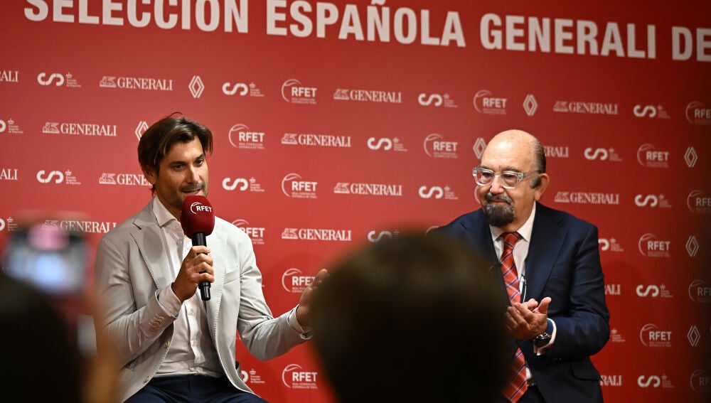 MADRID (ESPA&Ntilde;A), 26/10/2026.- David Ferrer (i) y el el m&aacute;ximo dirigente de la Federaci&oacute;n Espa&ntilde;ola de tenis, Miguel D&iacute;az (d) durante el anuncio este lunes de la composici&oacute;n de la selecci&oacute;n espa&ntilde;ola que disputar&aacute; del 24 al 29 de noviembre en Bolonia (Italia) la Fase Final de la Copa Davis durante una rueda de prensa celebrada en Madrid. EFE/ Fernando Villar 