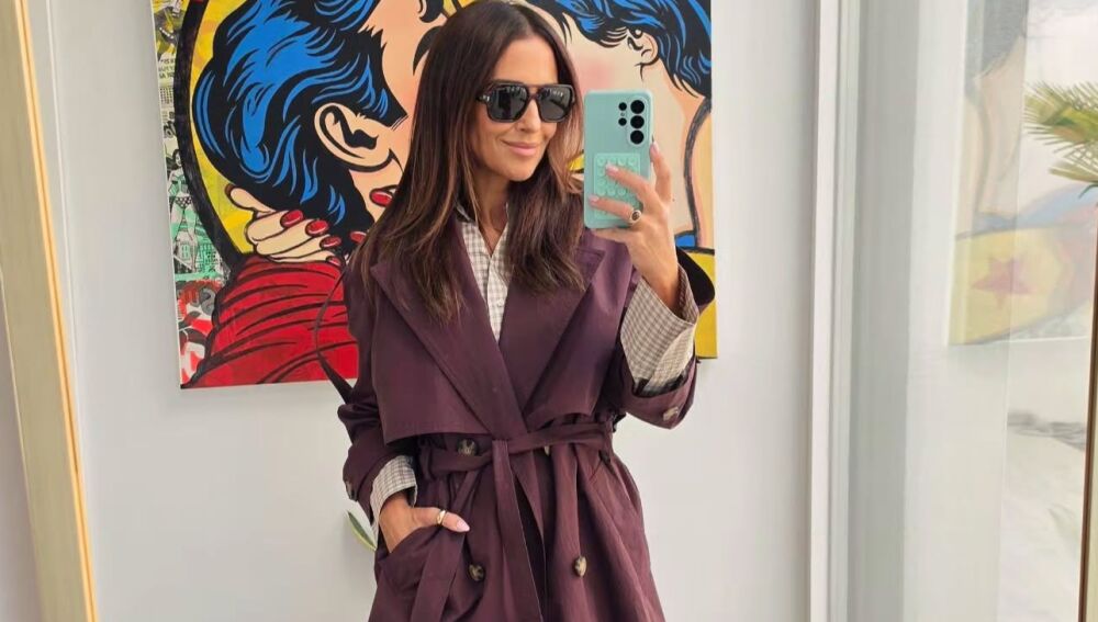 Paula Echevarr&iacute;a con gabardina burdeos de Primark
