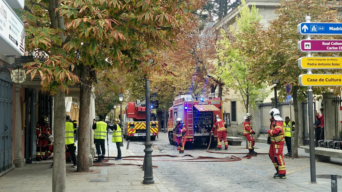 Un simulacro recrea un incendio y rescate de piezas de arte en el Real Coliseo Carlos III de San Lorenzo de El Escorial