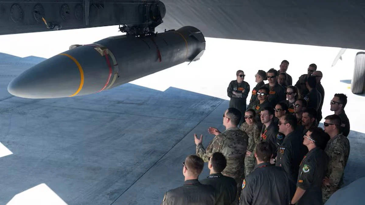 Tripulaciones de bombarderos B-52 durante una sesión de familiarización con el misil hipersónico ARRW en la base aérea de Andersen, Guam, el 27 de febrero de 2024.