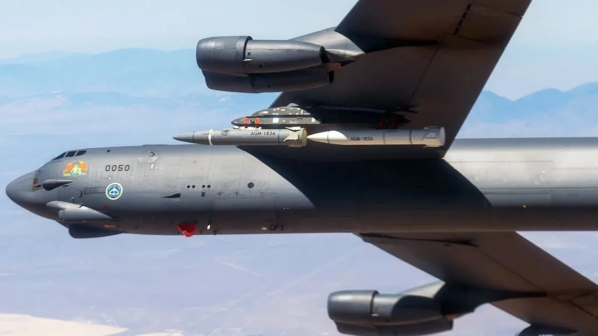 Bombardero estratégico Boeing B-52H Stratofortress equipado con misiles AGM-183A ARRW.
