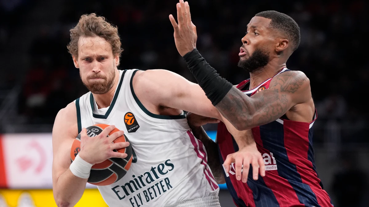 Jantunen protege el balón ante la defensa de Stewart