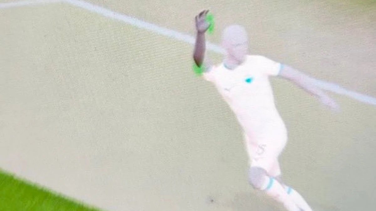 El VAR demuestra que el gol de Romano Floriani Mussolini para la Lazio es legal pese a tener el brazo derecho levantado