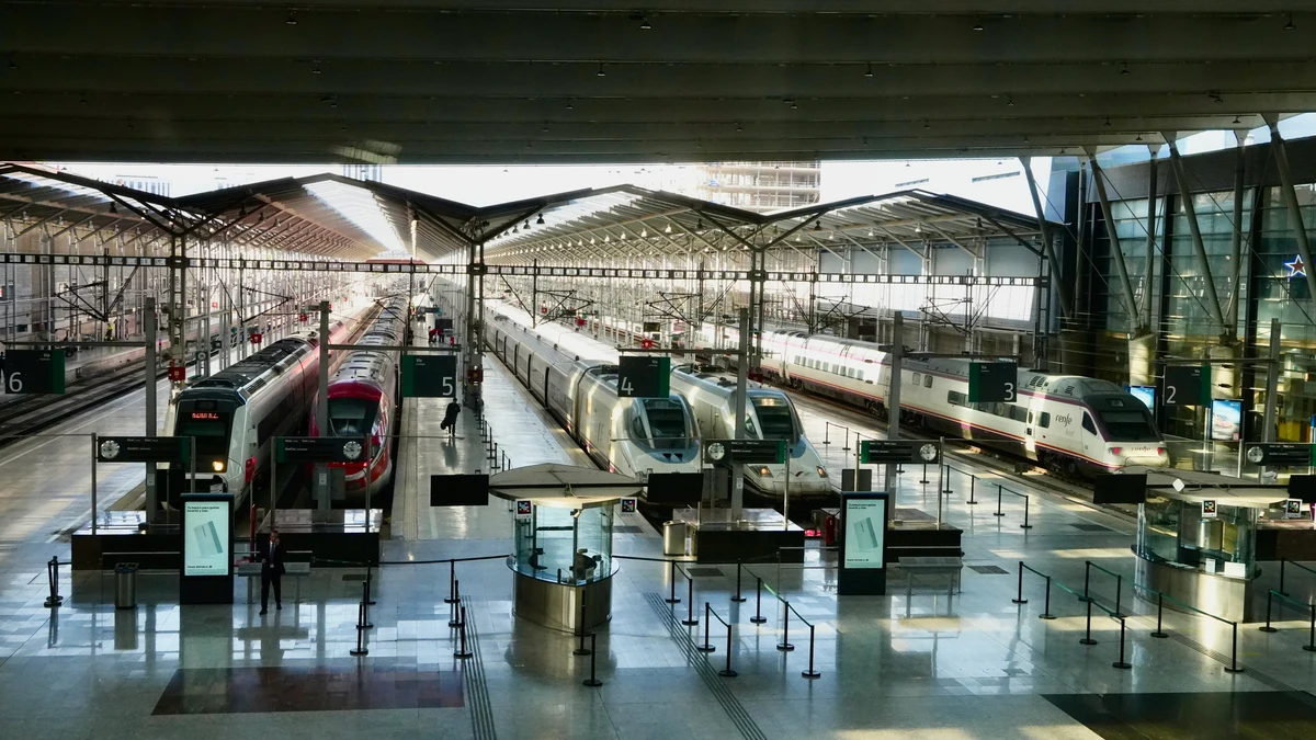 Insólita imagen de los andenes de la estación Málaga-María Zambrano completamente vacíos tras la suspensión de las conexiones ferroviarias con Madrid