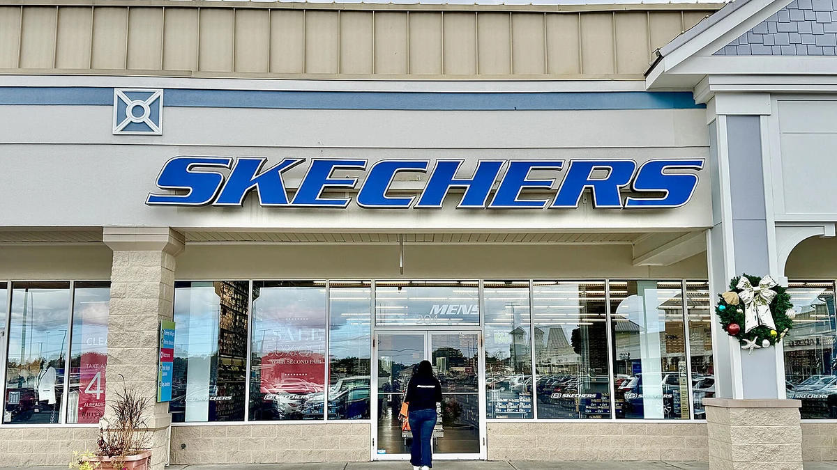 Nueve Skechers por menos de 70 euros y una de ellas cae un 52% de la lona de mujer al mocasín de piel sin manos