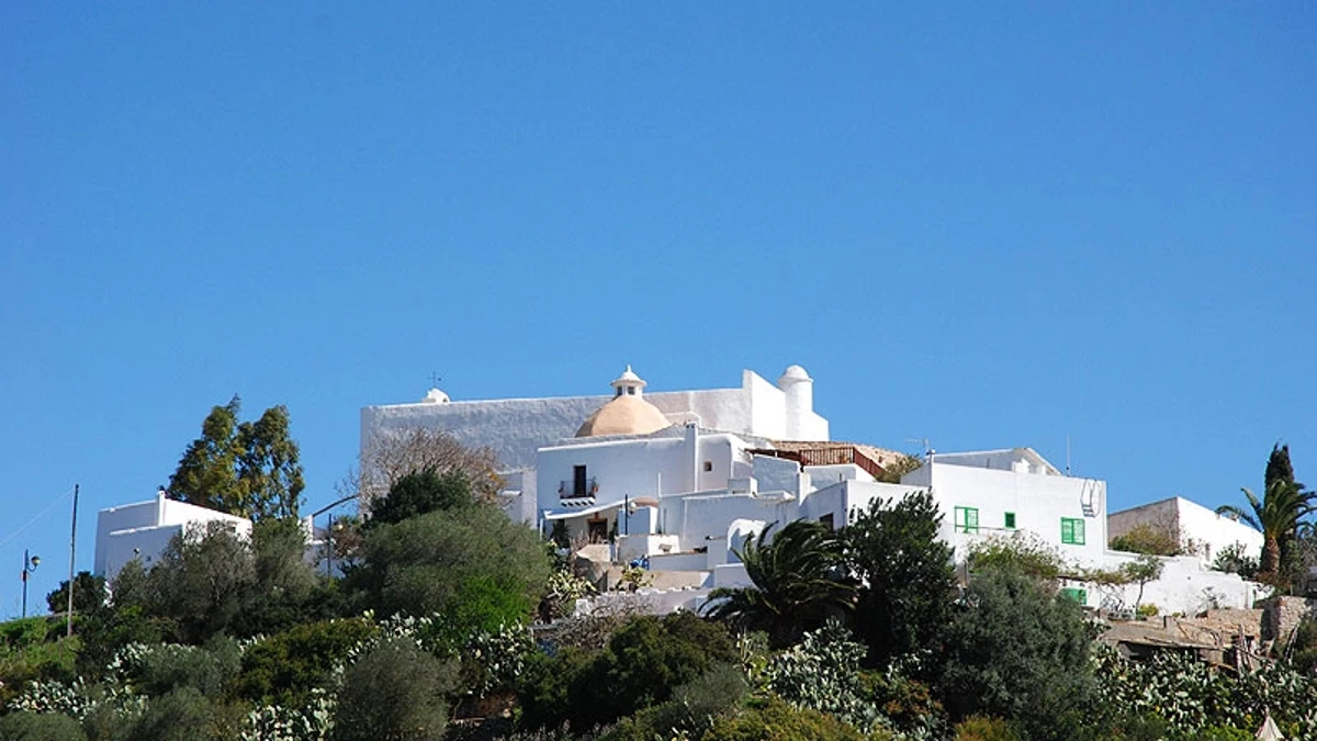 Cuatro templos fortificados de Ibiza revelan su pasado defensivo contra los piratas combinando arquitectura militar y arte sacro
