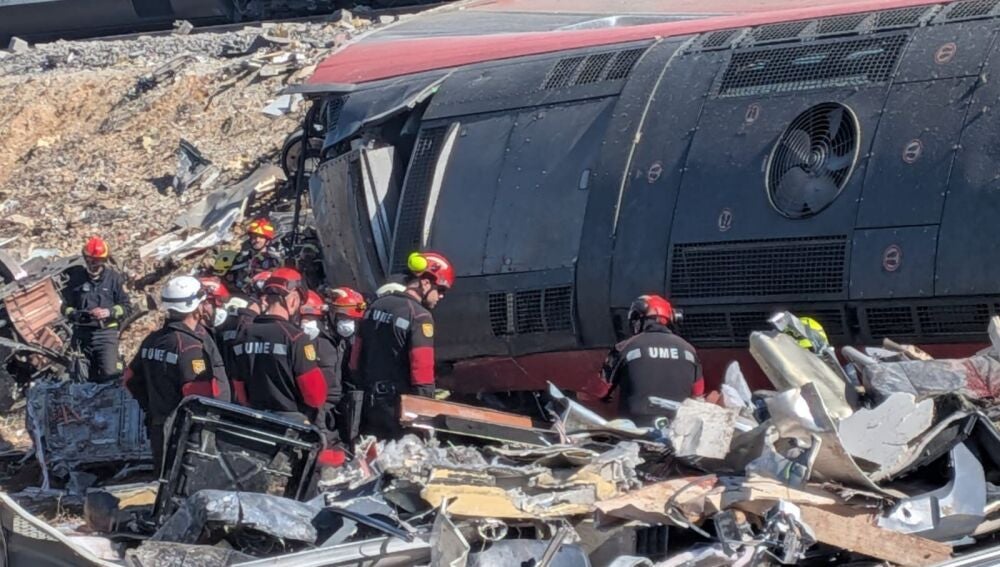 Accidente.-AMP.- La UME eleva a 200 los efectivos desplegados en Toledo para colaborar en los trabajos por el accidente