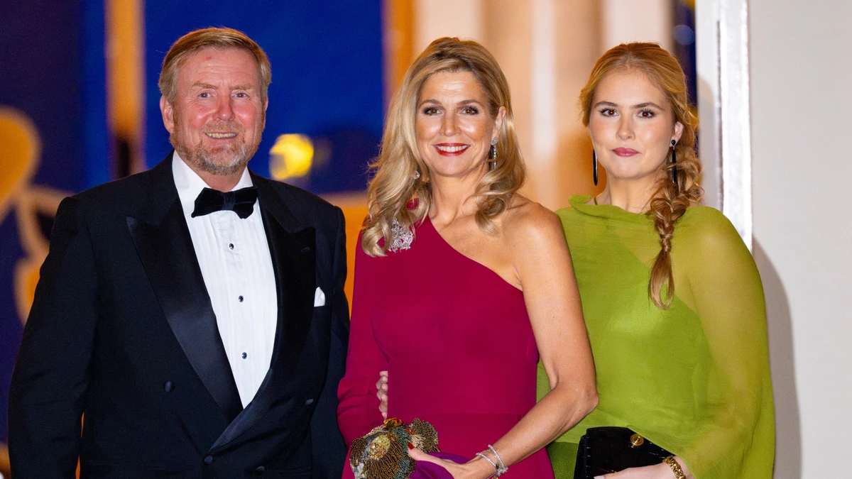 La familia real de Holanda de cena de gala.