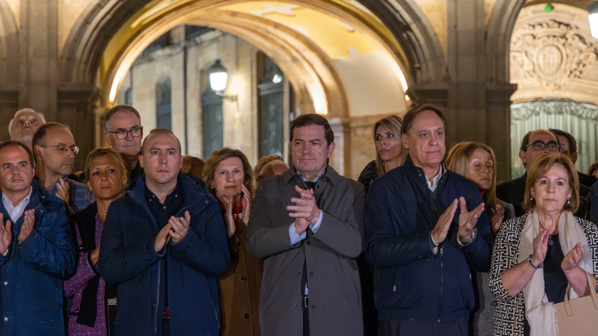 Fernández Mañueco junto a García Carbayo en el emotivo minuto de silencio vivido en Salamanca