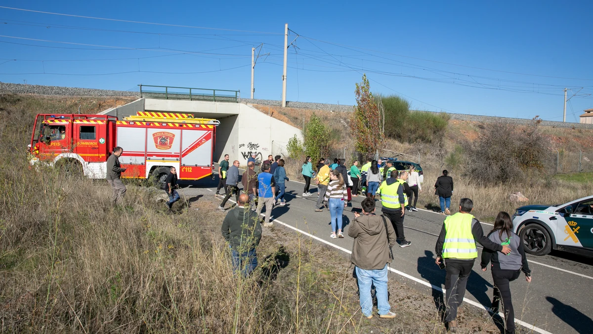 Agentes de los Servicios de Emergencia trabajan en el lugar del accidente