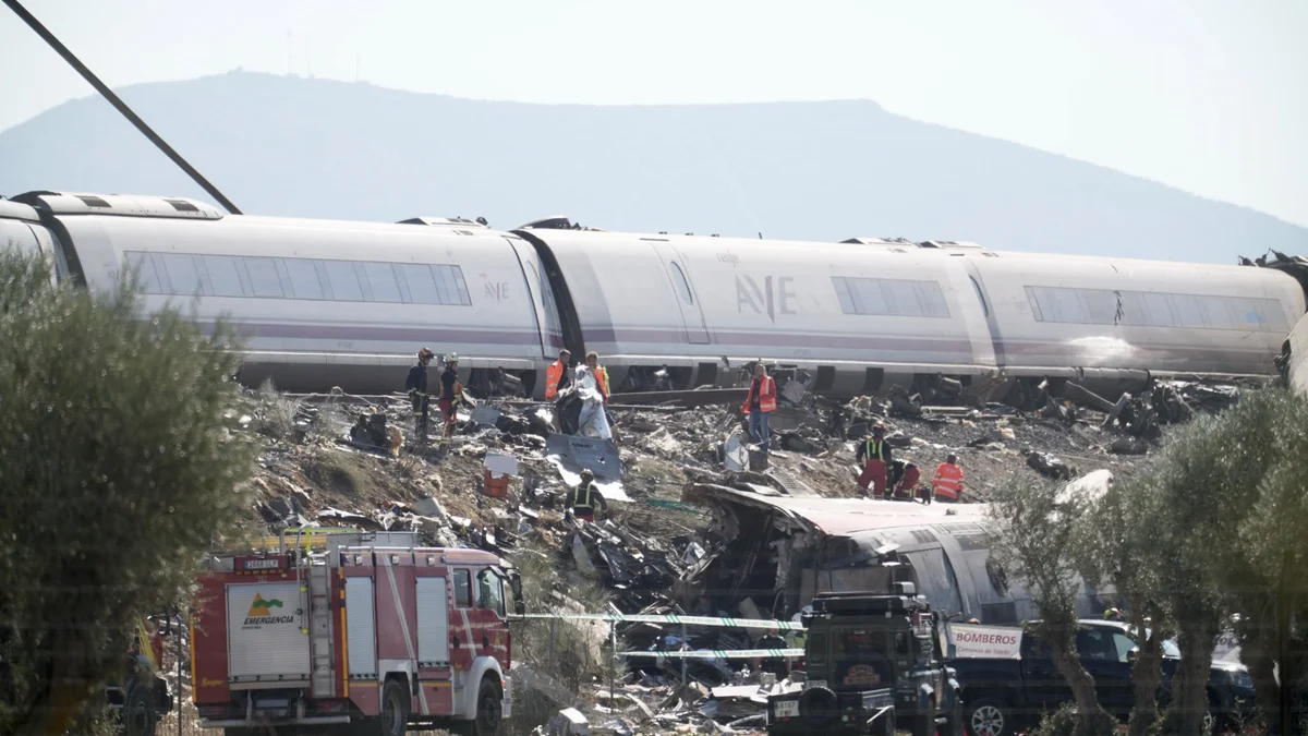 Imágenes de los efectivos trabajando en el accidente ferroviario en Urda