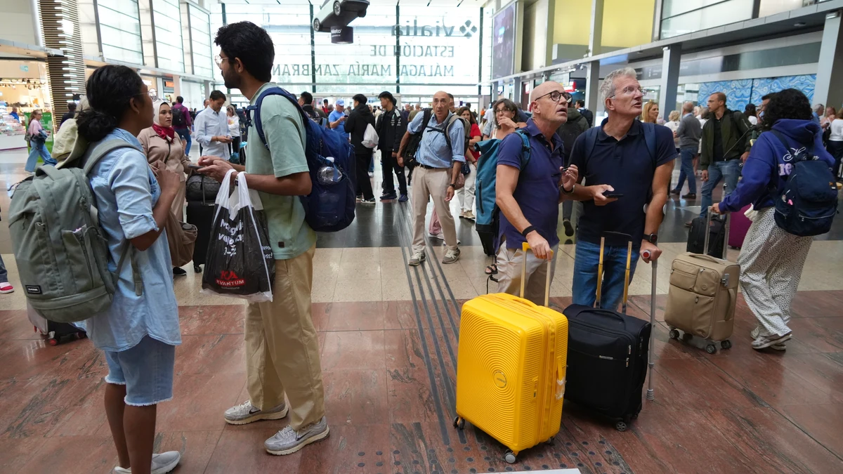 Viajeros a primera hora de la mañana de este miércoles en la estación de Málaga María Zambrano, tras el accidente ferroviario ocurrido en Urda (Toledo)