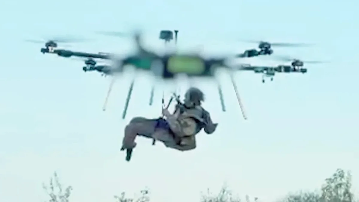Un soldado, sujeto a la parte inferior de un dron Gurzuf mediante un arnés, es evacuado el pasado 4 de octubre.