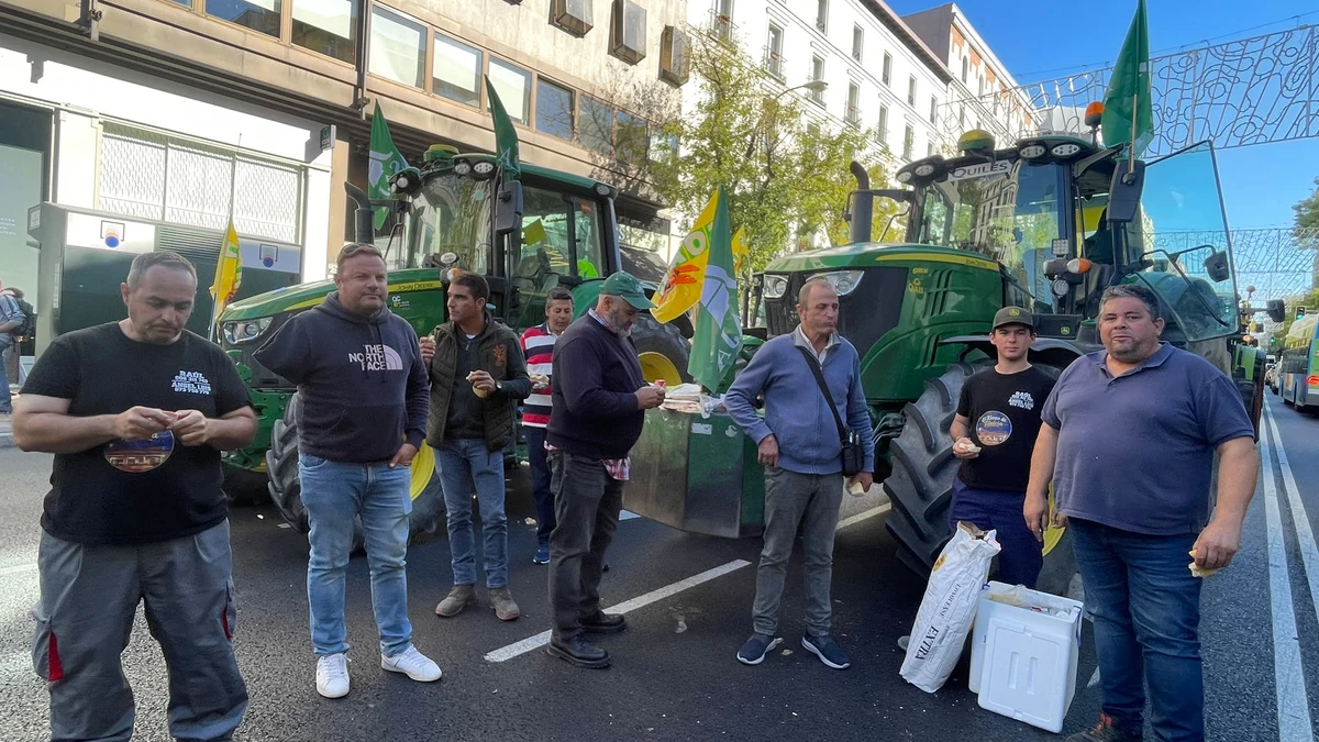 Agricultores de Ciempozuelos almuerzan junto a los tractores