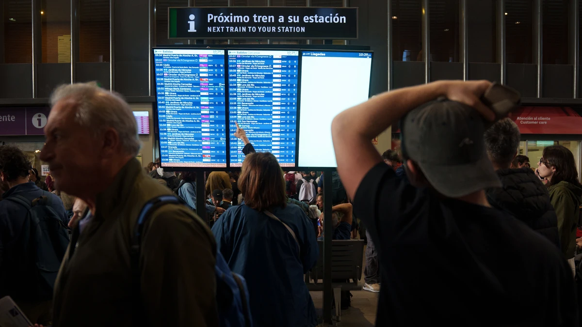 Viajeros en la estación de Santa Justa tras el accidente ferroviario ocurrido en Urda (Toledo)