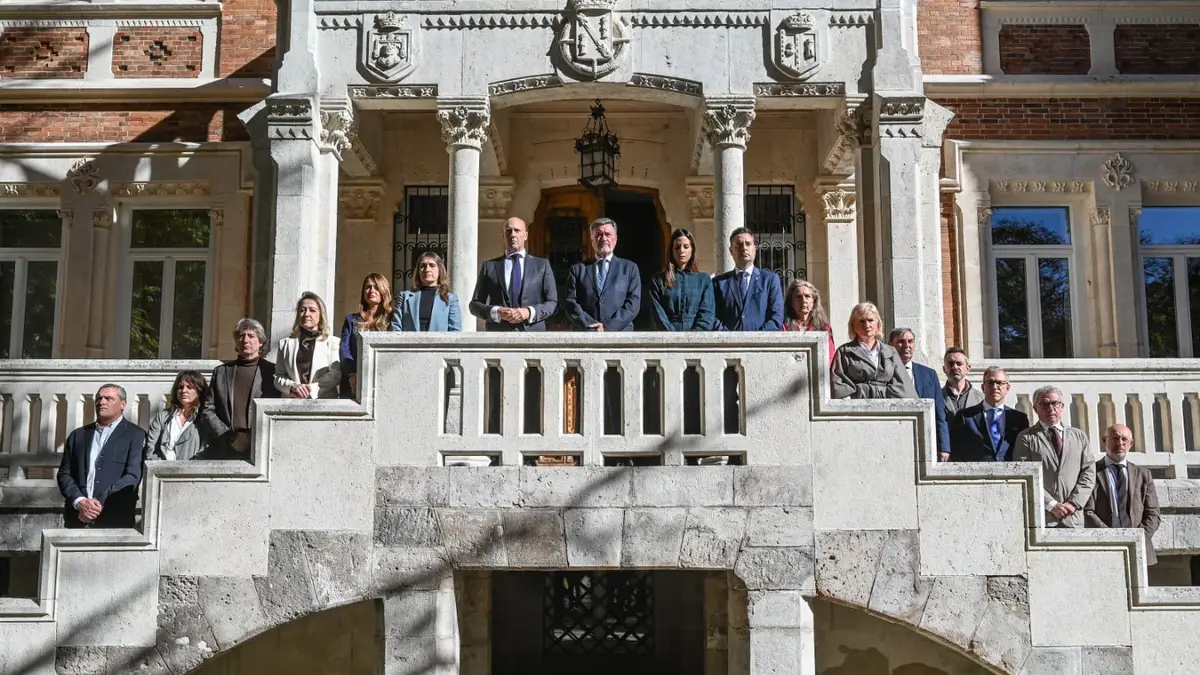 Los representantes de la Mesa y la Junta de Portavoces de las Cortes de Castilla y León, encabezados por el presidente Francisco Vázquez, guardan un minuto de silencio por el accidente ferroviario de Toledo