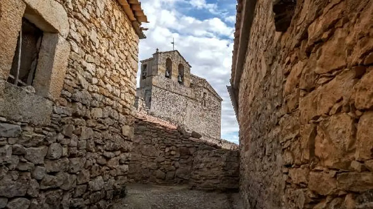 Iglesia de Rello desde una de sus calles empedradas