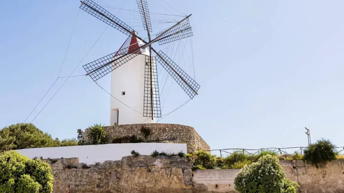 El itinerario por los antiguos molinos de viento de Menorca afianza el turismo cultural otoñal