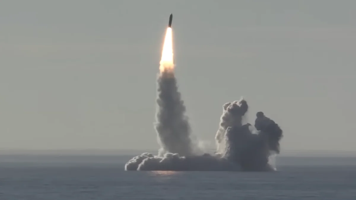 Lanzamiento de un misil Bulava desde un submarino