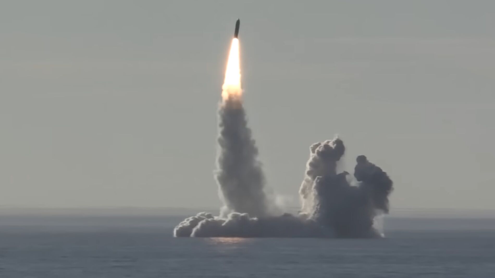 Rusia prueba con éxito un misil balístico desde el mar