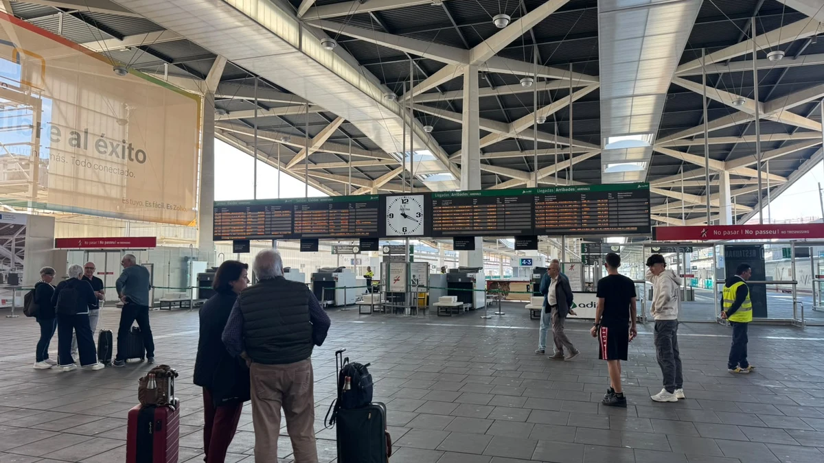 Pasajeros esperan a su tren en la estación Joaquín Sorolla de Valencia