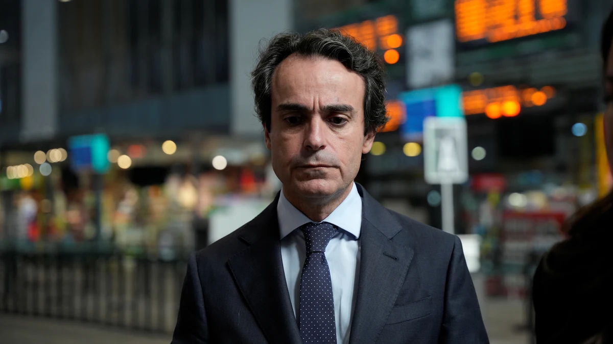 consejero andaluz de Fomento y Movilidad, Mario Muñoz-Atanet Sánchez, en la estación de Santa Justa de Sevilla