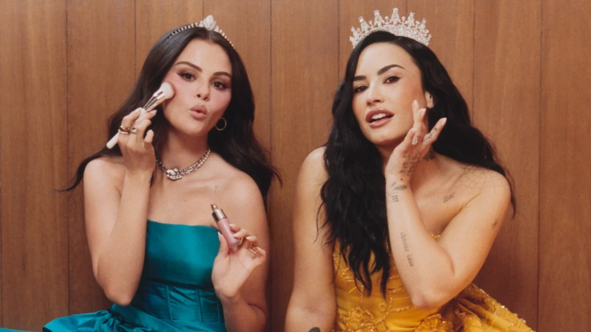 selena-gomez-demi-lovato-tiaras-coloretes-rare-beauty