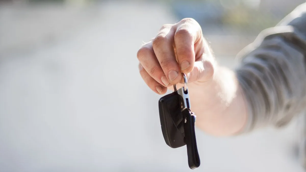 El dinero pendiente no le daba derecho a vender un coche del negocio por su cuenta.
