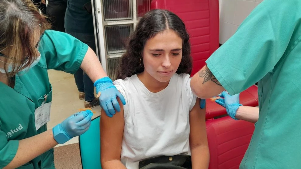 El Hospital Clínico vacuna frente a la gripe y la Covid a estudiantes de Ciencias de la Salud