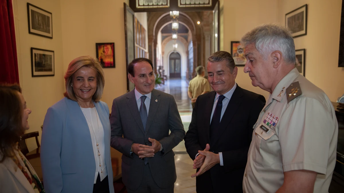 a presidenta de la Fundación CEOE, Fátima Báñez (1i); el consejero de la Presidencia, Antonio Sanz (2d); y el presidente de la CEA, Javier González de Lara (2i)