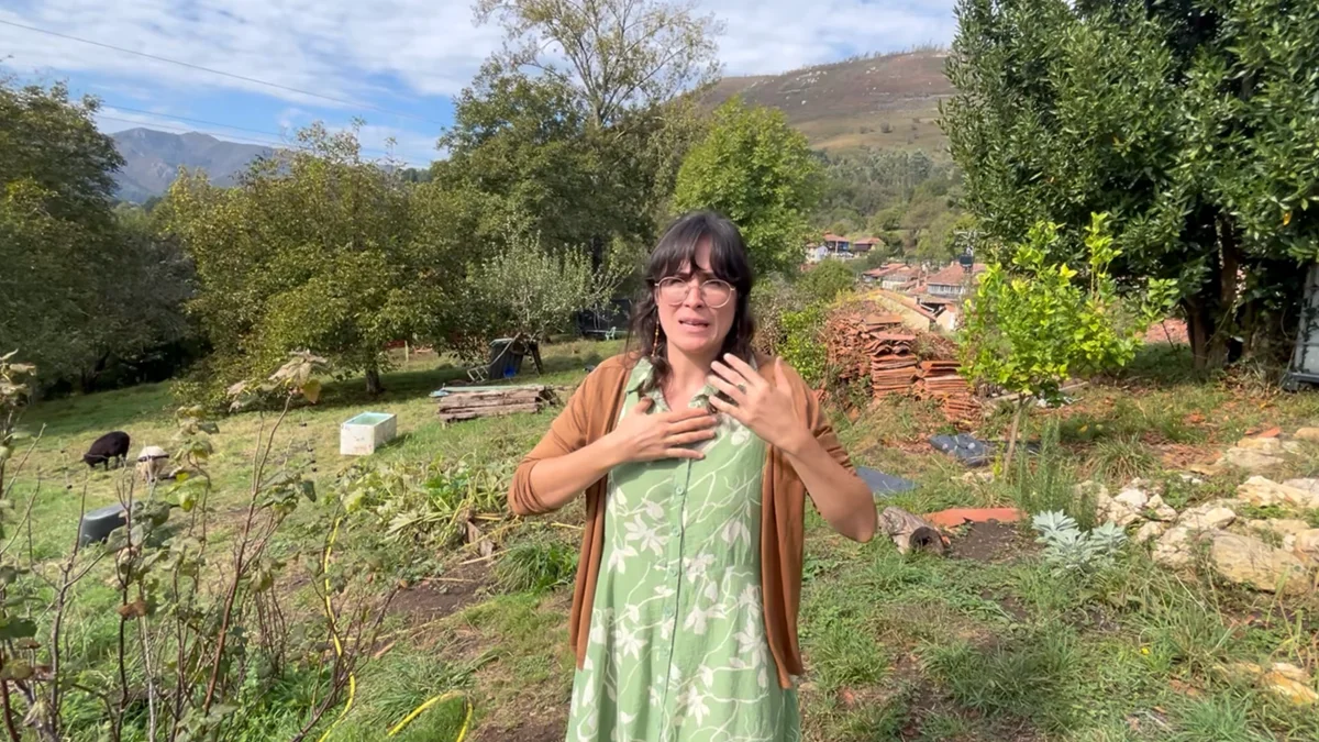 Una familia que decidió trasladarse a vivir a las montañas de Asturias valora la absoluta libertad encontrada en un entorno "donde no hay miedo" para criar a los hijos