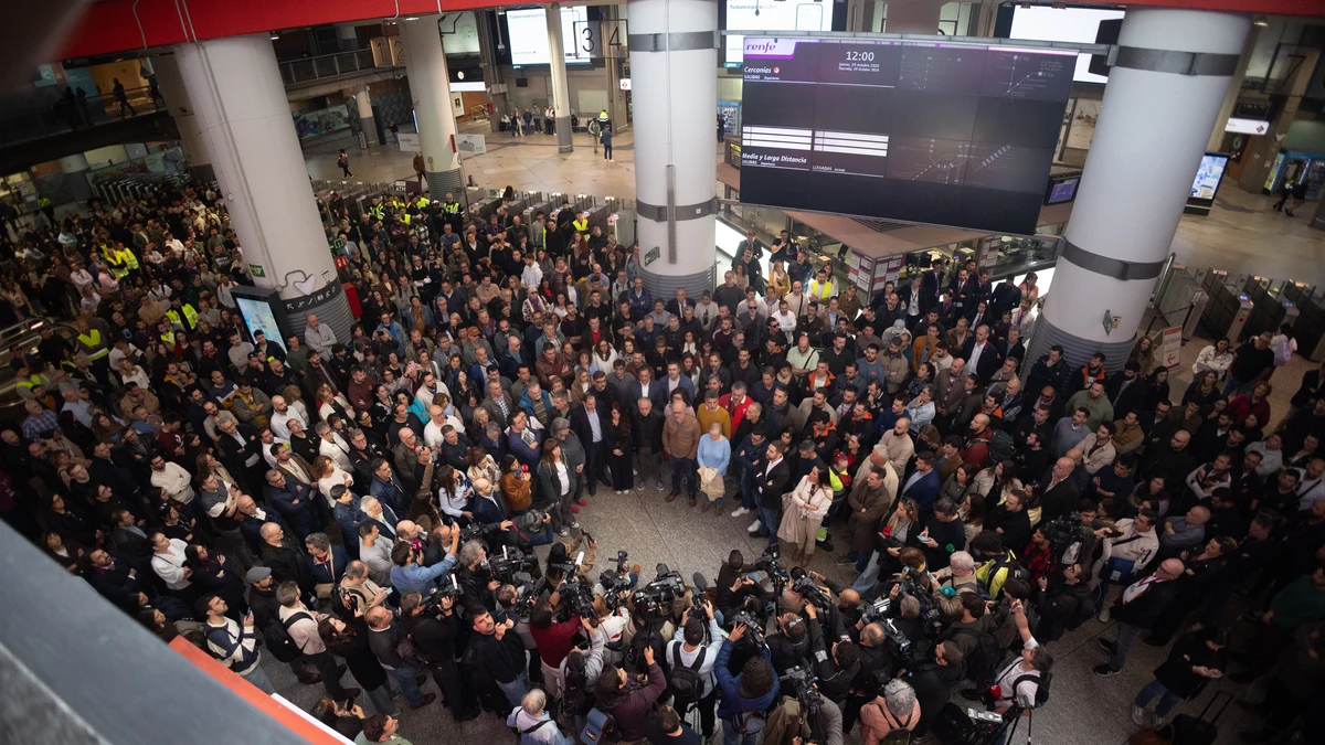 Minuto de silencio en Atocha por el accidente ferroviario de Urda