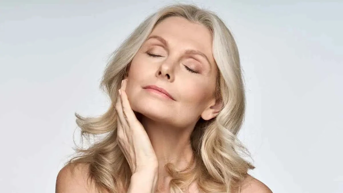 mujer-madura-ojos-cerrados-tocandose-cara