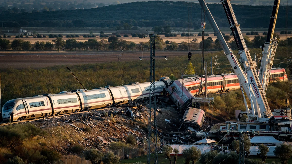 Varias grúas trabajan en la zona del accidente ferroviario