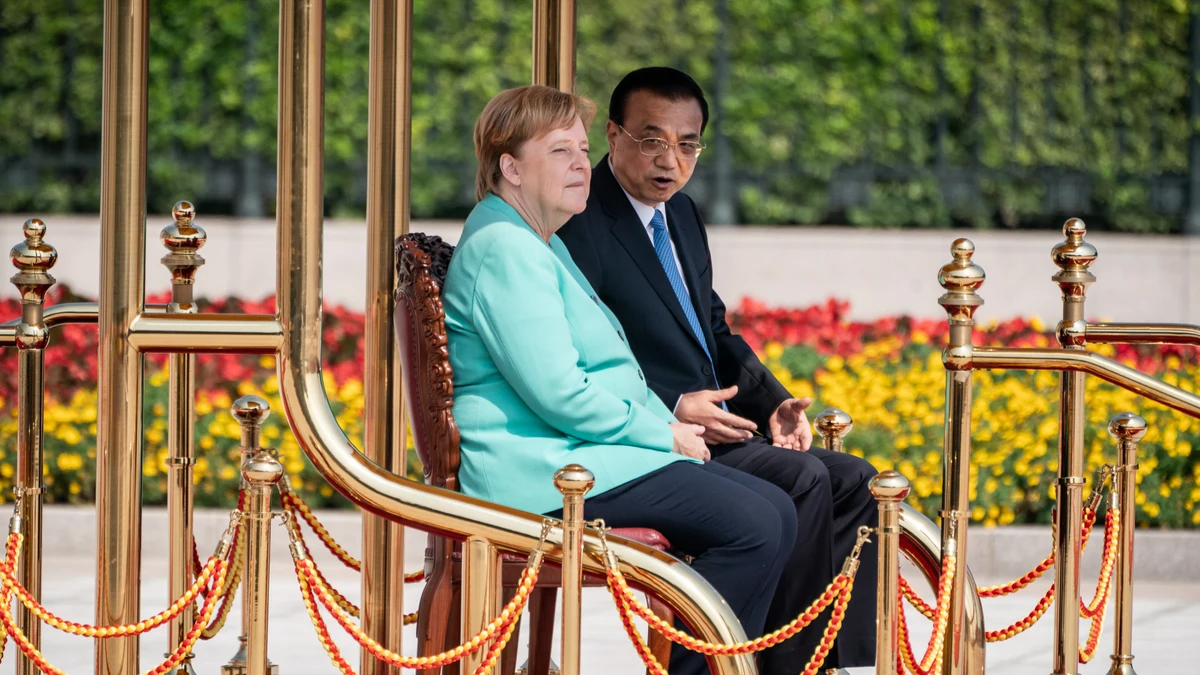 Angela Merkel, sentada durante los honores militares con los que fue recibida en China en 2019, por el entonces primer ministro Li Keqiang