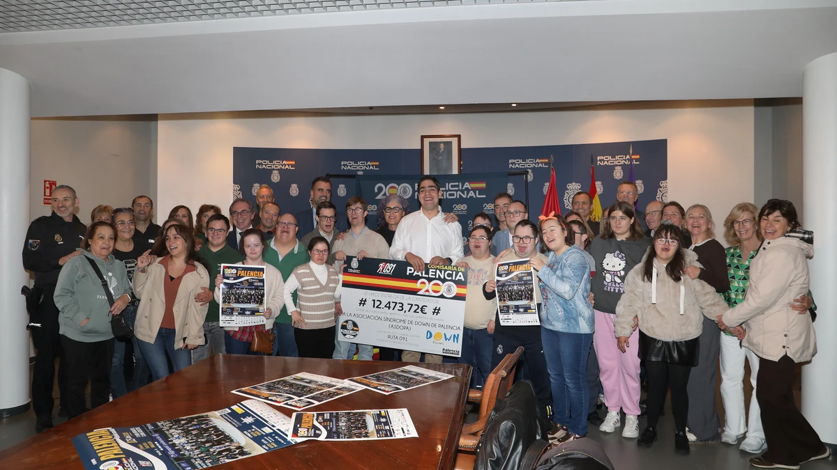 Entrega del donativo a la Asociación