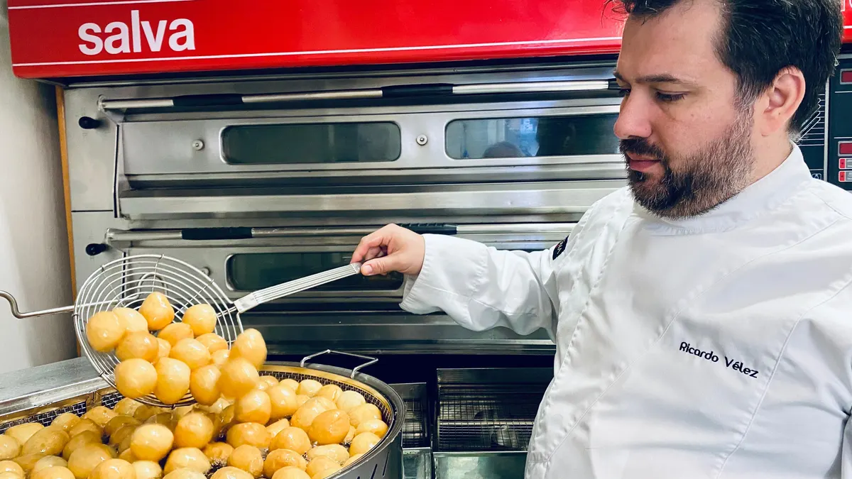 Ricardo Vélez, culminando sus buñuelos