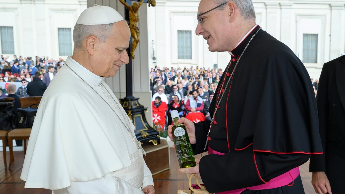 El obispo de Jaén, Sebastián Chico, entrega una muestra de AOVE de Jaén al Papa León XIV